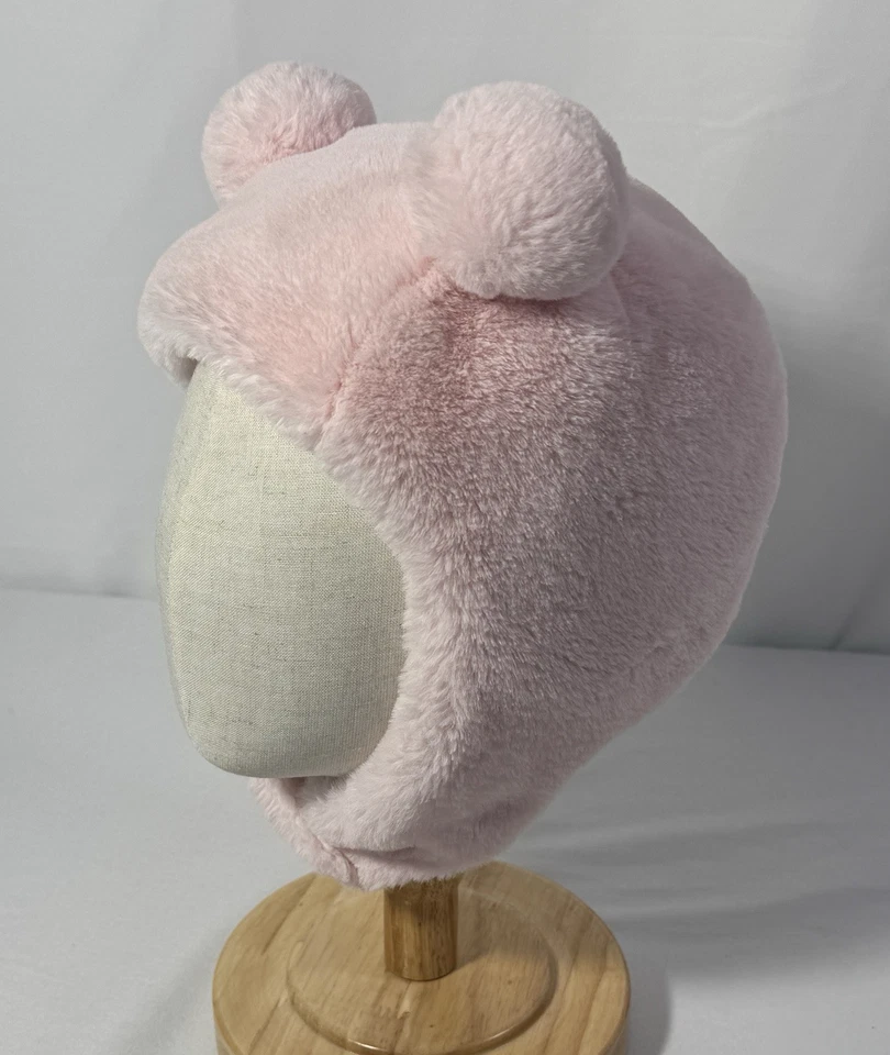 First Impressions Imitación Piel Rosa Pom Pom Sombrero A Presión Barbilla Invierno Bebé 0-6 Mos Foto 1 de 4