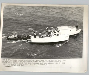 Rettungsboot Rettung abgestürzter MARINE BLIMP Überlebender auf See VINTAGE 1957 Pressefoto - Bild 1 von 2