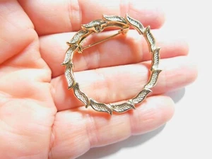 Broche Corona de Metal de Trabajo Grande Texturizado Tono Dorado Abierto Firmado por Gerry's - Imagen 1 de 4