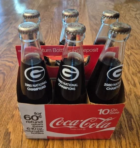 Juego (6) 1980 Coca Cola Georgia Bulldogs Champs Coca-Cola Botellas Estuche Portador De Colección - Imagen 1 de 5