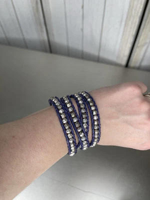 Pulsera envolvente ajustable de cuero púrpura y hematita facetadas Foto 1 de 4