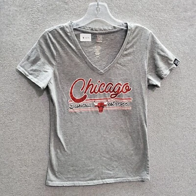 Camiseta de mujer Chicago Bulls grande gris estrás logotipo del equipo de baloncesto gráfico Foto 1 de 4