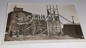 Andamio de los años 20 RPPC Glencoe, MN para hombre trabajando sitio de construcción - Imagen 1 de 2
