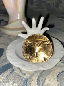 Goldfarbene Sand Dollar Brosche Anstecknadel Sammlerstück Vintage Schmuck 2 x 2 - Bild 1 von 4