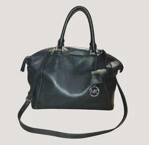 Borsa a tracolla Michael Michael Kors Riley in pelle nera MK Charm Stachab - Foto 1 di 10