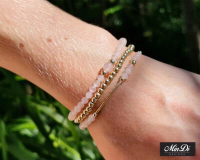 Pulseras apilables rellenas de oro amarillo de 14K con cuarzo rosa. Foto 1 de 4