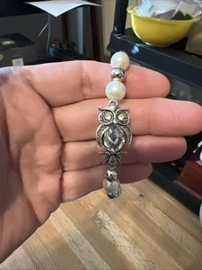 Bracciale elastico con perline tono argento e perle finte con strass pancia gufo - Foto 1 di 3