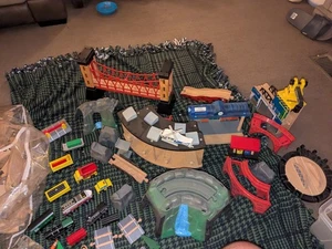 TOYS R US Geoffrey Zugset Zug Schienen Brücken Felsen Menschen & Autos großes Set - Bild 1 von 13