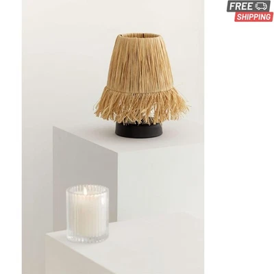 Плетеная настольная лампа ручной работы с многоцветным абажуром - элегантность на батарейках - Изображение 1 из 2