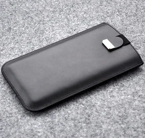 Custodia LG nera in vera pelle foderata con patta magnetica - Foto 1 di 2