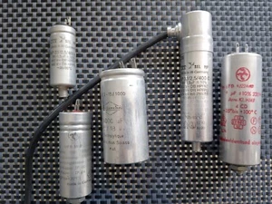Sortiment 5 BECHER-ELKOS + Anlaufkondensatoren 0,5/2,5/4,0 220V + 1000uF/15V NEU - Picture 1 of 1
