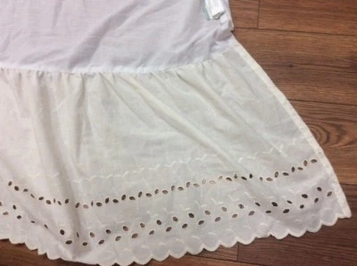 FALDA DE CAMA VANITY CHIC "GEMELO" MARFIL OJALES ENCAJE 14" BORDES FESTONEADOS CAÍDOS  Foto 1 de 4