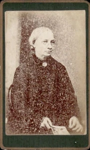 Older Woman Glasses Holding Book Studio CDV Card Photograph (CDV4-5) - Picture 1 of 3