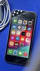 IPhone SE 16GB Excellent Condition With New Accessories Unlocked Never locked - Photo 1 sur 10