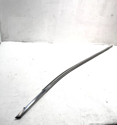 TOYOTA CAMRY 2018-2024 DELANTERO DERECHO PASAJERO PUERTA VENTANA CINTURÓN MOLDEADO OEM Foto 1 de 4