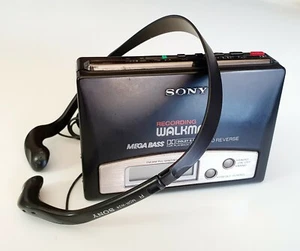 Rara cassetta radio Walkman registrazione Sony WM-F2097 + Sony MDR-W24 completamente funzionante - Foto 1 di 11