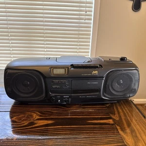 JVC Sistema Portatile RC-X320 AM/FM Cassetta Nastro Lettore CD Boombox Vintage - Foto 1 di 6