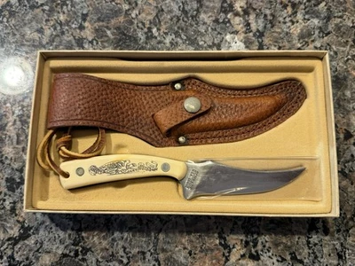 Cuchillo Schrade Scrimshaw 155SC dedo afilado edición limitada Mayflower 1620 EE. UU. Foto 1 de 4