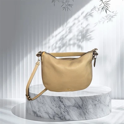 蔻驰奶油色皮革切尔西流浪汉斜挎包 — 第 1/4 张图片