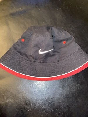  Chapéu balde NIKE JUVENIL/adulto pequeno preto vermelho acabamento branco SWOOSH VINTAGE  - Imagem 1 de 4