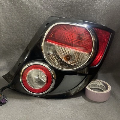 Luz trasera derecha Chevrolet Sonic 2012-2016 hatchback. OEM 94534064 Foto 1 de 4