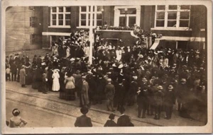 Foto postal real de la década de 1910 RPPC gran multitud en "JOSEPH'S SCHOOL" ubicación desconocida - Imagen 1 de 2