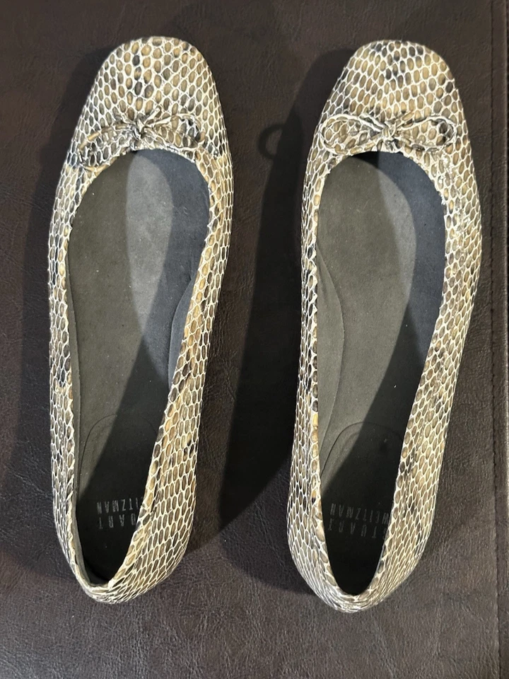 Zapatos planos de charol en relieve de piel de serpiente marrón Stuart Weitzman talla 7,5 Ret $275 Foto 1 de 4