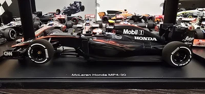 F1 McLaren Honda MP4-30 2015 Jenson Button 1:18 AutoArt - Image 1 of 4