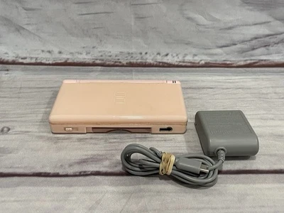 Consola ROSA Nintendo DS Lite Versión EE. UU. Completamente Funcionando Uso Cosmético Foto 1 de 4