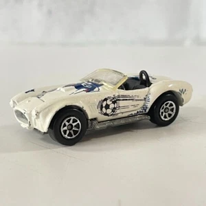 Capucha de coche fundido a presión Hot Wheels Ford Shelby Cobra 427 S/C blanco abierto - Imagen 1 de 8