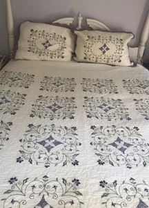 Adorable Queen/Full White & Purple Pieced embroidered Coverlet/Quilt & 2 shams - Picture 1 of 14