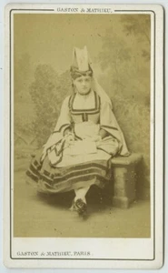 CDV circa 1872. Chanteuse Paola Marié. Opéra-bouffe. Offenbach. Coiffe bretonne. - Imagen 1 de 2