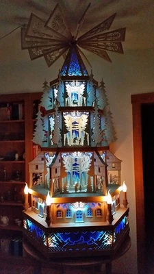 Große Weihnachtspyramide 175 cm, 3-stöckig, Sockel, elektrisch, LED, Plexiglas - Bild 1 von 4