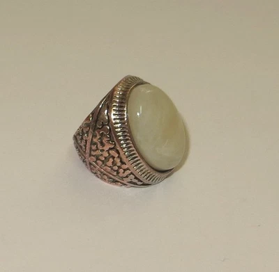 Woman's Large Costume Ring With Stone Size 8 - Image 1 of 4
