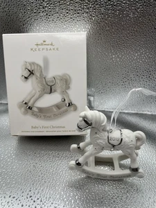 Vintage Hallmark Keepsake Baby's First Porcellana Nuovo con scatola Ornamento Cavallo a Dondolo 2012 - Foto 1 di 9