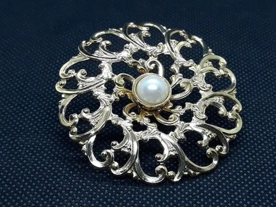 Prendedor vintage Avon tono dorado 3D flor filigrana círculo Tac perla sintética Foto 1 de 4