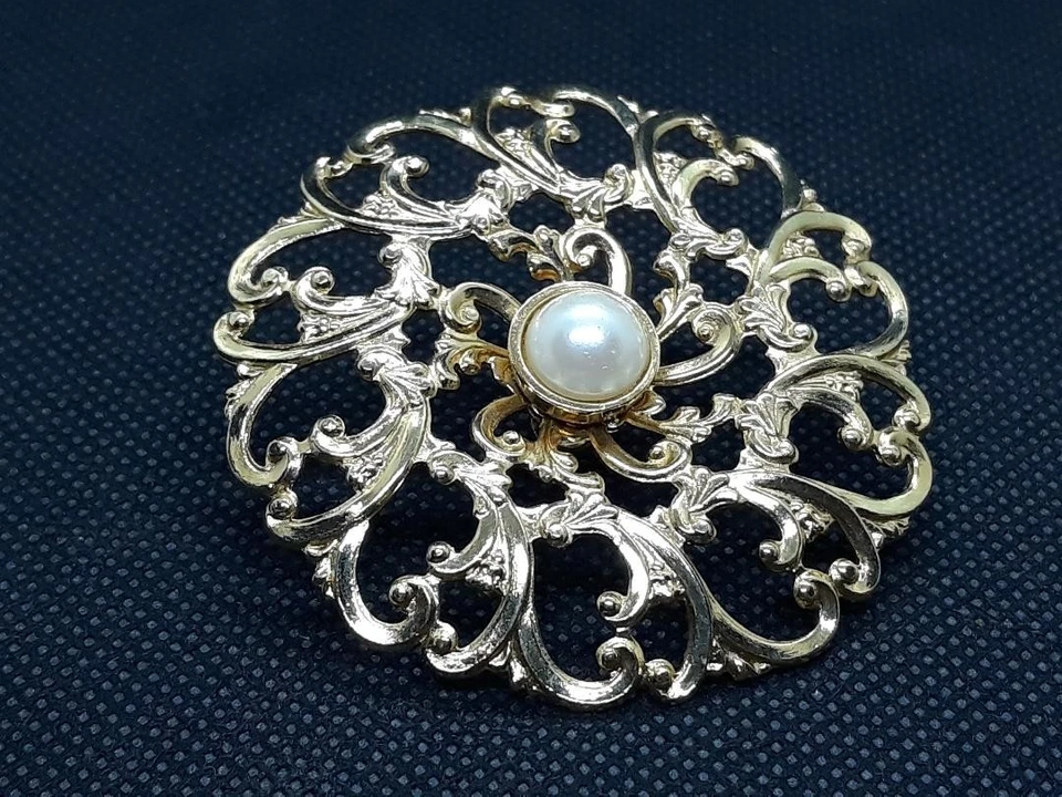 Винтажный Avon золотистый 3D цветок цветок филигранный круг Tac заколка искусственного жемчуга - Изображение 1 из 4