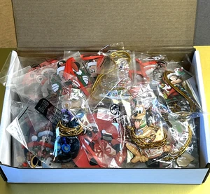 36 Sorpresa 💥Paquete Disney Adornos de Navidad Llaveros Coche Espejo Colgantes - Imagen 1 de 3