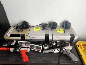 Lotto 3 console Nintendo System NES-001, 5 controller, 7 giochi, 2 zapper. Leggi - Foto 1 di 24