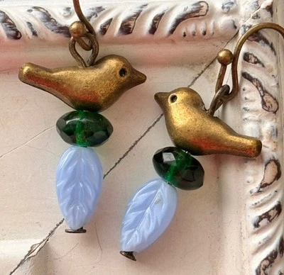 Dulce Pájaro Bronce con Pendientes Hoja Verde y Azul. Cuentas Picasso. Fall Foto 1 de 4