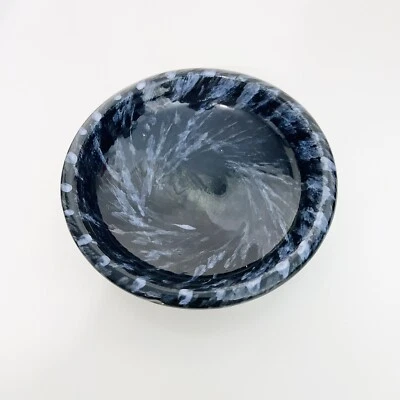 Cerámica hecha a mano abstracta azul negro plato pequeño decoración de mesa firmada M98 Foto 1 de 4