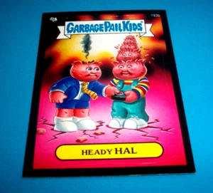 Carta adesiva Garbage Pail Kids 2013 BNS3 "HEADY HAL" #193b bordo nero - Foto 1 di 1