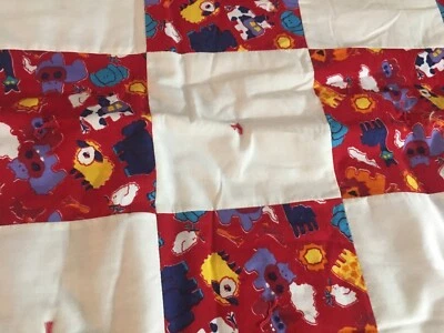 Edredón para niños pequeños 37 x 31 hecho por Dartmouth Council on Aging Foto 1 de 4