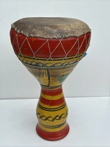 Tambor alto Djembe Bongo de madera tallada pintado influencia africana hecho a mano. - Imagen 1 de 11