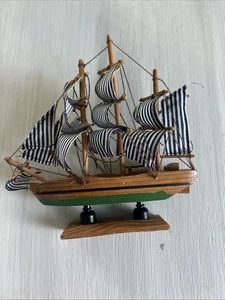 Kleines selbstgebautes Segelbootschiff aus Holz mit blau-weißen Segeln - Bild 1 von 6