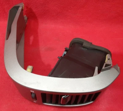 Toyota Prius 2004 - 2009 - Frente direita / passe. Ventilação externa/moldura - 55650-47020  - Imagem 1 de 4