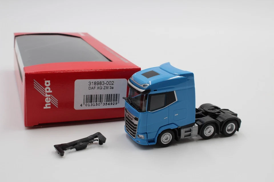 Herpa DAF XG Zugmaschine 3achs (6x2), lichtblau Nr. 318983-002 1/87 /HN4034 - Bild 1 von 1