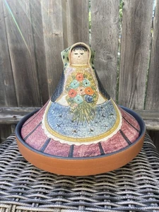 Made In Italy Lazzaro Tagine Moody Woman Blumen Schürze Tajine Topf - Bild 1 von 20