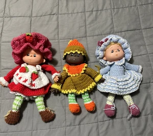 Strawberry Shortcake & Friends 3 Puppen gehäkelte Outfits und Hüte 13" groß - Bild 1 von 9
