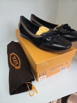 Mocasines con cordones Tod's (ITALIA) de cuero de gamuza negro con adornos de bronce EURO 38 ¡$695,00! Foto 1 de 4